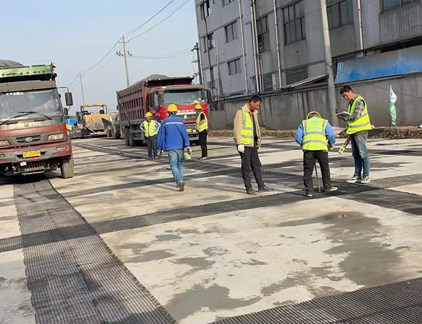 红岗老材料的新故事：玻璃纤维土工格栅如何在‘白改黑’浪潮中重获新生？
